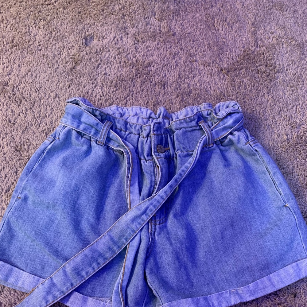 Denim shorts cinched at the waste with belt
